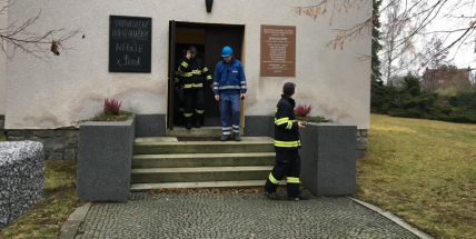 V kostele byl cítit plyn. Než přijeli hasiči, prostory odvětrali