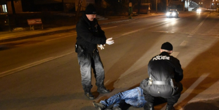 Zfetovaný muž přivolaným policistům nadával a vyhrožoval, skončil v cele