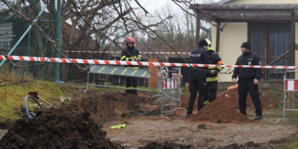 Zavalený dělník skončil v třímetrovém výkopu