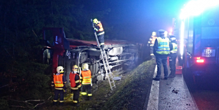 Řidič kamionu najel na krajnici, která se utrhla. Vozidlo skončilo na boku