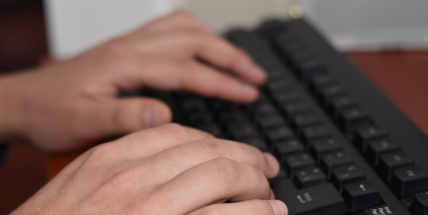 Sedmadvacetiletý muž několik let přes sociální sítě obtěžoval nezletilé dívky. Žádal intimní fotografie a videa