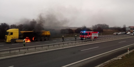 Hasiči zasahovali na Strakonické u požáru nákladního vozidla. Dálnice směrem na Příbram byla uzavřena