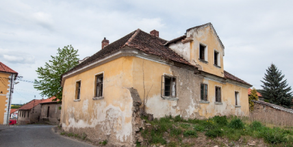 Nový Knín: Bývalá včelařská škola již nechátrá. Novým majitelem je malíř a restaurátor