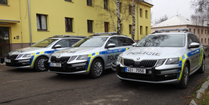 Příbramští policisté dostali nová vozidla pro prvosledové hlídky. Kromě modrých majáků mají i červené, přibyla ochrana nárazníků