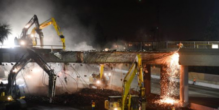 Provoz na dálnici D4 omezila demolice mostu na Zbraslavi