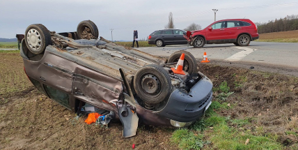 Po nehodě u Sedlčan skončilo auto na střeše