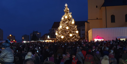 Příbramské náměstí rozzářil vánoční strom