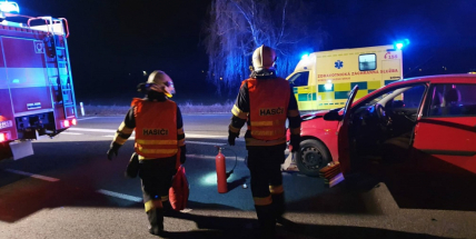 Dopravní nehoda omezila provoz u Milína. Pro těhotnou ženu spěchala záchranka