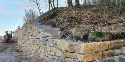 Kámen z dolů byl poztrácen a částečně zcizen. Opěrná zeď u dolu Anna dostala nový odstín