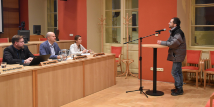 Opravit chodníky, zastřešit hřiště, osvětlit přechod pro chodce. Lidé přišli na úřad a řekli, co chtějí