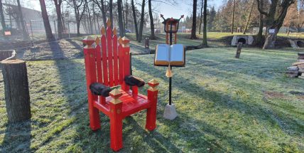 Lucifer má připravené pekelné křeslo, pod knihou hříchů se prohýbá stojan