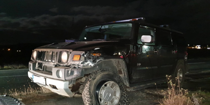 Hummer převrátil škodovku na střechu. Předběžná škoda 200 tisíc