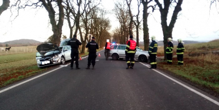 Nedobrzdil a narazil do vozidla, které odhodil na strom