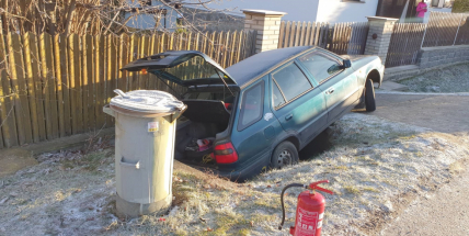 Na namrzlé vozovce nezvládl řízení, „zaparkoval“ v příkopu