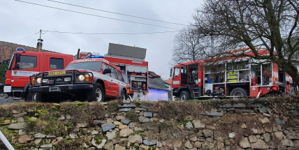 Rodinný dům zachvátily plameny. Devět hasičských jednotek bojuje s ohněm