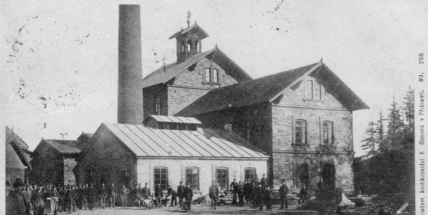 Hornická vánoční tabule: Sváteční talíře, svíce na třech nožkách, chléb a sůl