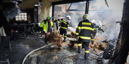 Video: Včasným zásahem hasiči uchránili rodinný dům před jistou zkázou