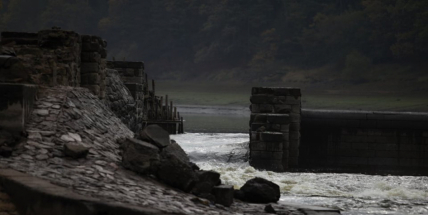 Hladina Orlíku je rekordně nízko. Lidem v okolí přehrady vysychají studny