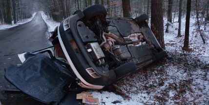 U Hostomic skončilo auto na střeše. Pět zraněných, z toho čtyři děti