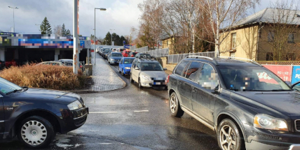 Vánoční nákupy změnily parkoviště obchoďáku v past. Výjezd trvá i půl hodiny