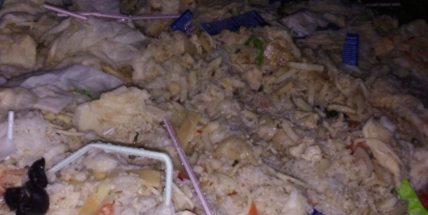 Když jsou popelnice plné a odpad z bistra musí pryč, poslouží i temné zákoutí ulic