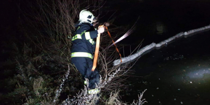 Hasiči likvidují únik neznámé látky na vodní hladině