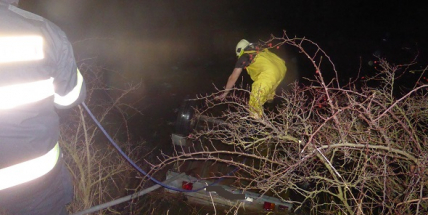 Zbytky pyrotechniky začaly hořet na přívěsném vozíku. Kolemjedoucí řidiči situaci vyřešili