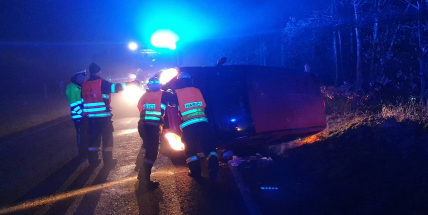 Převrátil auto na bok, vyvázl bez zranění