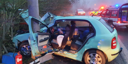 Zdemolovala auto o sloup. Ve voze zůstala zaklíněna