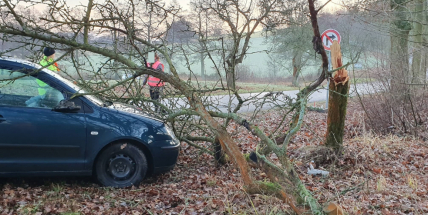 Ledovka komplikuje dopravu. Řidič volkswagenu přerazil strom