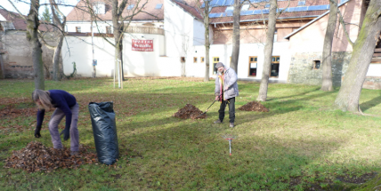 Lidé bez domova pomáhají v Dobříši s úklidem města