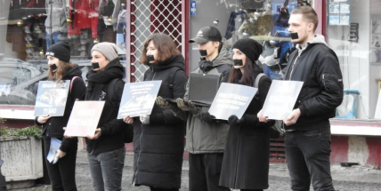 Proti zabíjení kaprů demonstrovalo na náměstí šest aktivistů