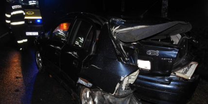 Na výjezdu z Příbrami narazilo auto do stromu, dvě osoby skončily v nemocnici