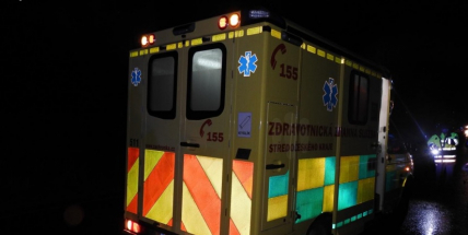 Opilého chodce porazilo auto. Policisté hledají svědky