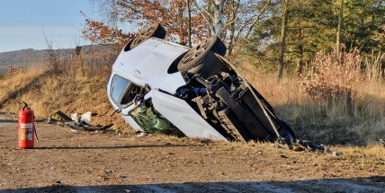 Po nárazu se auto přetočilo na střechu, policisté silnici uzavřeli