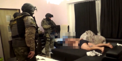 Video: Kriminalisté pozatýkali pět osob, které si svůj životní standard založily na výdělcích z pěstování a prodeje konopí