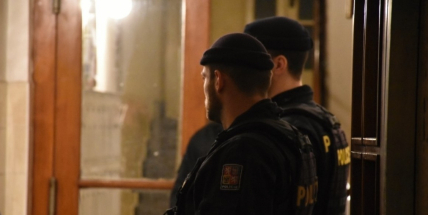 Zfackoval ženu a pěstmi knokautoval muže. O silvestrovské noci se policisté nenudili