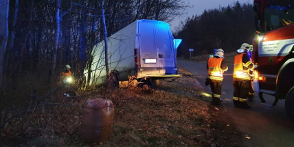 Po střetu dvou dodávek se jedna převrátila na bok. Řidiči utrpěli zranění