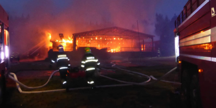 Plameny pohltily budovu restaurace v kempu u Věšína, hasiči vyhlásili druhý stupeň poplachu