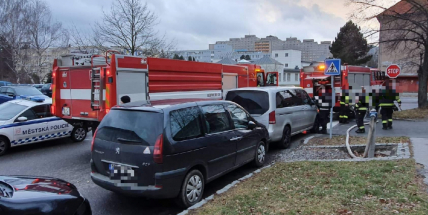Bezohlední řidiči zablokovali hasičům přístup k hydrantu
