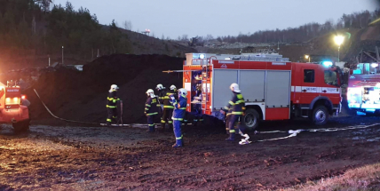 Tři hasičské jednotky likvidovaly požár kompostu