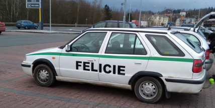 V Příbrami jezdí „policejní“ felicie. Vzbuzuje zájem veřejnosti