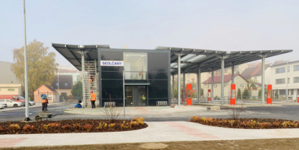 Autobusový terminál v Sedlčanech čelí útokům vandalů. Zaměřili se na veřejné toalety