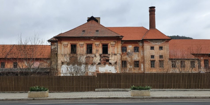 Nejdříve honosný zámek, poté pivovar, dnes ruina. Jinecký zámek již léta čeká na investora