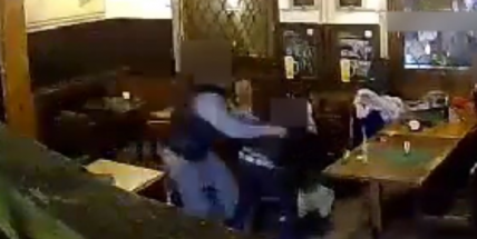 Brutálně napadla v pivnici seniora. Po úderech zůstal ležet bezvládně na zemi