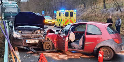 Po čelním střetu dvou vozidel uzavřeli policisté silnici na výjezdu z Příbrami