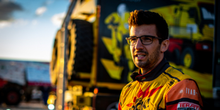 Proražené pneumatiky, ohnutá spojovačka, ztráta výkonu. Závodní kamion otestoval mechaniky