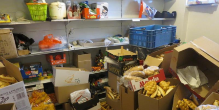 Myší trus, potraviny poškozené škůdci a všude nepořádek. Inspektoři si došlápli na vietnamský obchod