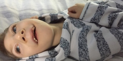 Neustále se směje a rád cestuje. Přes vážnou nemoc žije Honzík naplno