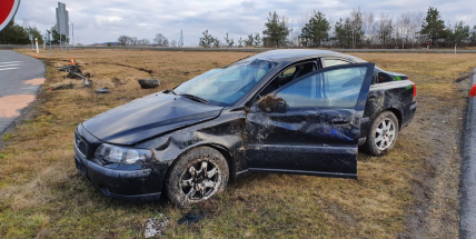 Ve vysoké rychlosti nezvládl řízení, auto zdemoloval o dopravní značení